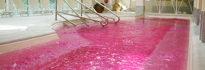 Aquacouleur change la couleur de l’eau de votre piscine